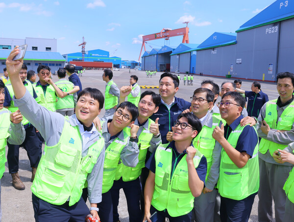 ▲ 정기선 HD현대 회장이 5일 필리핀 수빅만에 위치한 HD현대필리핀조선을 방문해 선박 건조 현장을 점검하고 현장 직원들을 격려했다.