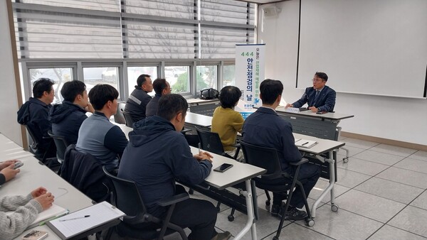 ▲ 김원성 해양환경공단 안전경영본부장이 포항지사에서 특별 안전점검을 주재하고 있는 모습.