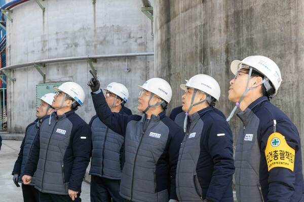 ▲조영혁 남동발전 사장 직무대행(가운데)이 계획예방정비 현장을 순시하는 모습.
