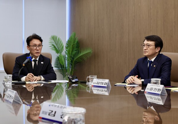 ▲ 김민석 국무총리가 새만금개발청을 방문해 현대차그룹이 9조원을 투자해 AI 수소 시티를 조성 계획 등에 대한 설명을 듣고 있다.