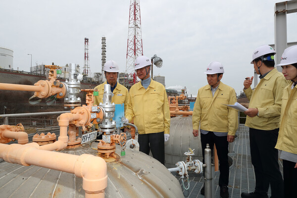 ▲ 손주석 석유공사 사장(좌 2번째)이 6일 울산 석유비축기지 현장에서 비축유 방출 대비 태세를 확인하고 있다. 
