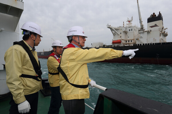 ▲ 손주석 석유공사 사장(우)이 취임 다음날인 6일 울산 석유비축기지 현장을 방문해 석유수급 위기상황에 대비한 비축유 방출 대비 태세를 점검하고 있다