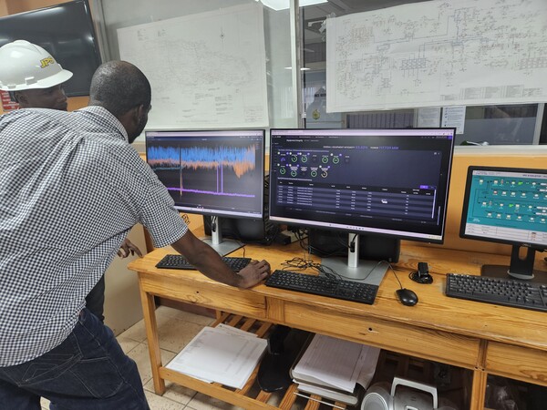 ▲자메이카전력공사(JPS) 엔지니어가 인공지능 예측경보시스템을 활용해 설비를 감시하고 있다.