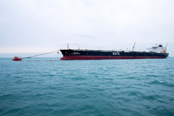 ▲ 석유공사 울산 비축기지에 입고될 2백만 배럴의 쿠웨이트 국영석유사 KPC 국제공동비축 물량을 선적한 알 데르와자 VLCC급 선박의 모습.