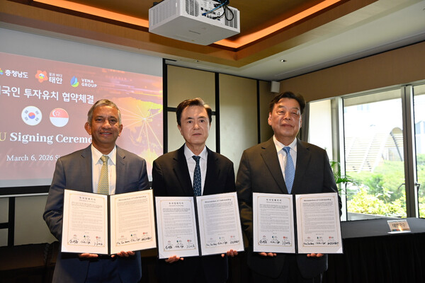 ▲ 김태흠 충남도지사가 스위소텔 더 스탬포드 호텔에서 투자 양해각서를 체결한 후 니틴 압테 뷔나그룹 회장(좌), 가세로 태안군수(우)와 기념 촬영을 하고 있다.