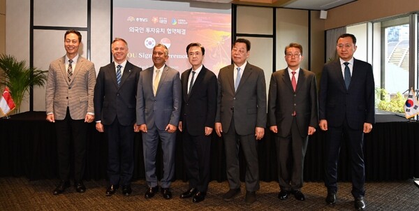 ▲ 정광진 뷔나 그룹 한국 대표, 다니엘 애스트배리 해상풍력 총괄, 니틴 압테 뷔나 그룹 회장, 김태흠 충청남도지사, 가세로 태안군수 등 주요 관계자들이 6일 싱가포르 스위소텔 더 스탬포드 호텔에서 투자 양해각서(MoU) 체결 기념 촬영을 하고 있다.