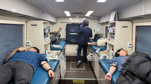 ▲ 충남TP가 천안 본원에서 입주기업과 사랑의 생명 나눔 헌혈에 동참하고 있는 모습.