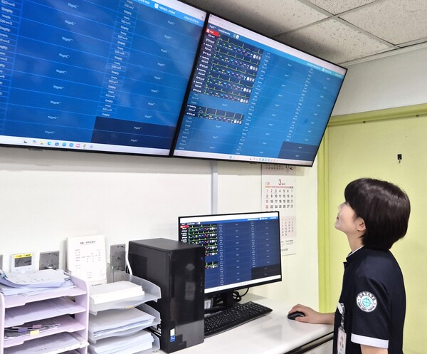 ▲ AI 기반 병동 모니터링 시스템을 구축한 갑을장유병원에서 간호사가 스테이션 중앙 모니터를 통해 병동 환자 상태를 한눈에 파악하고 있다.