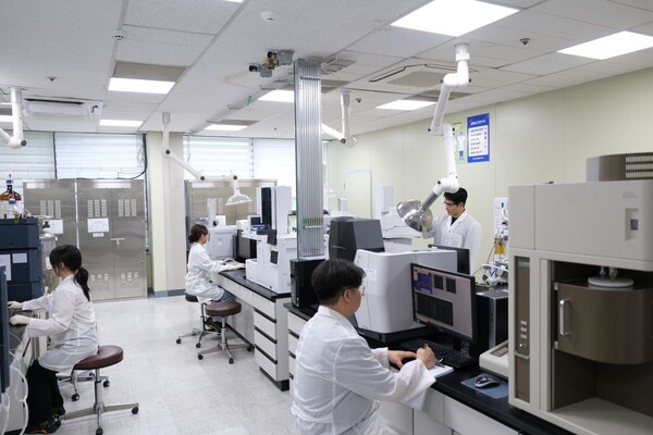 ▲ 애경케미칼의 대전연구소 연구장면.