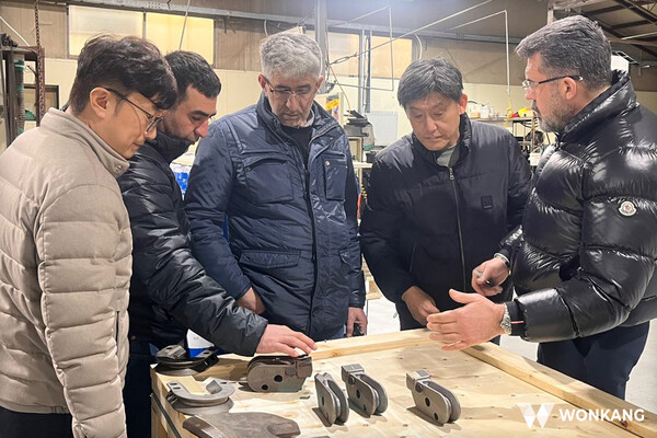 ▲ 원강 공장을 방문한 튀르키예 파트너사 관계자들이 주요 부품의 제작 공정에 대한 설명을 듣고 있다. 