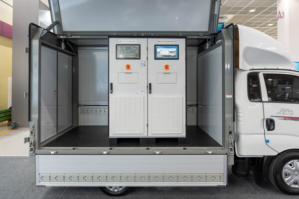 ▲ KTR이 개발한 국내 최초 이동형 배터리 자동화 검사 시스템.