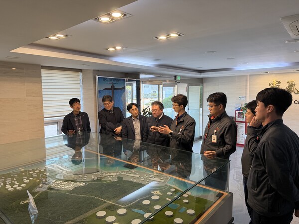 ▲박희준 가스안전공사 기술이사가 SK가스를 방문해 국제 에너지 시장 변동 가능성에 대비해 국내 가스 수급 현황과 비상 대응체계에 대한 점검을 하고 있다.