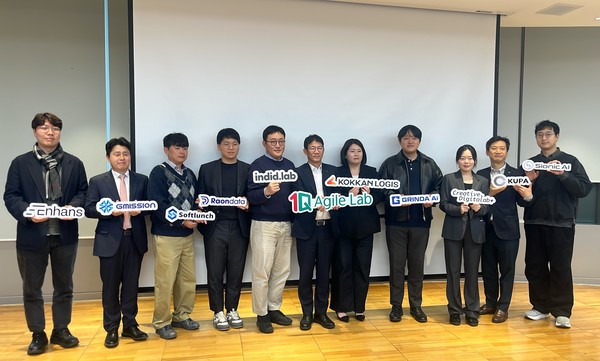 ▲ 지미션 한준섭 대표이사(왼쪽 두번째)가 하나원큐 애자일랩 17기 출범식에 참여해 기념촬영을 하고 있다.