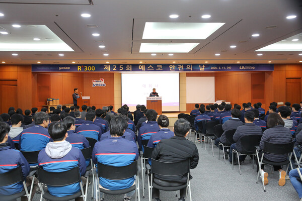 ▲ 제30회 도시가스 관계법령 경시대회에서 한 직원이 전용 애플리케이션을 이용해 시험에 응시하고 있는 모습.