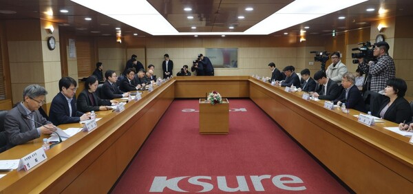 ▲ 산업통상부는 11일 무역보험공사에서 여한구 통상교섭본부장 주재로 ‘중동 수출기업 지원 간담회’를 열었다.(사진제공:산업통상부)