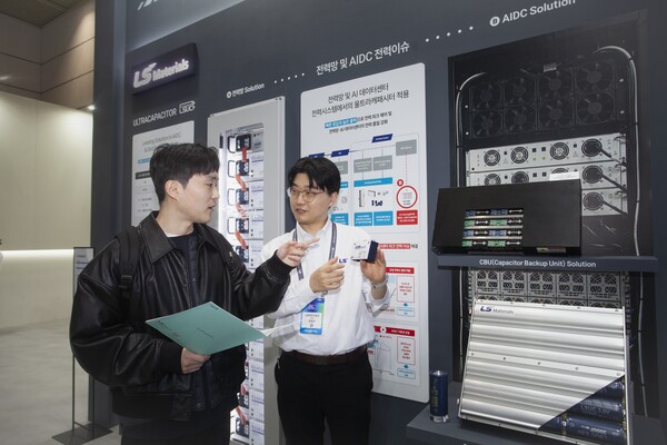 ▲11일 코엑스 ‘인터배터리 2026’에서 LS머트리얼즈 직원이 AI데이터센터용 UC 시스템에 대해 설명하고 있다.