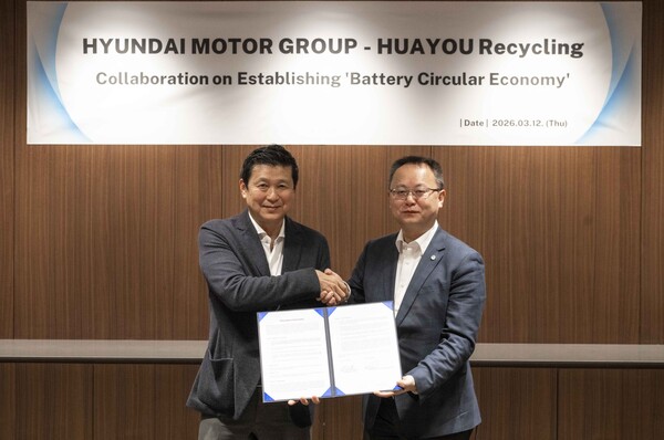 ▲ 현대차그룹 미래전략본부장 정호근 부사장(왼쪽), 바오 웨이 화유리사이클 대표가 ‘인도네시아 EV 배터리 순환 경제 구축을 위한 업무협약(MOU)’ 체결식에서 기념촬영을 하고 있다.