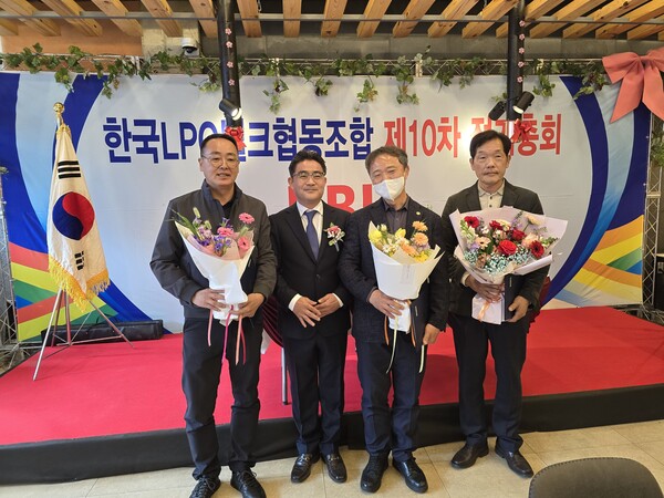 ▲ 정윤화 LPG벌크협동조합 이사장(우 2번째)이 가스안전공사 사장 표창 수상자와 힘께 단체 기념 촬영을 하고 있다.