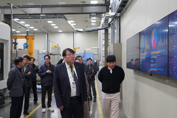 ▲이승재 에기평 원장이 엘오티베큠 연구현장을 둘러보고 있다.