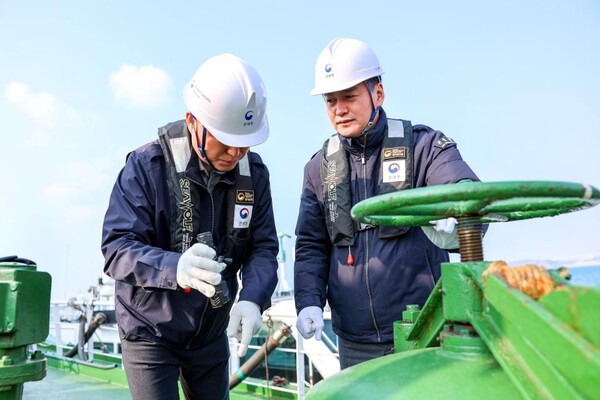 ▲ 이종욱 관세청 중동상황 비상대응 TF 단장인 이종욱 차장(우)이 부산항에 입항한 국제무역선의 전반적인 해상면세유 공급 체계를 점검하고 있는 모습.