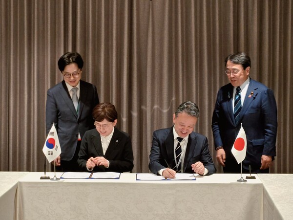 ▲ 김정관 산업통상부 장관과 아카자와 료세이(赤澤 亮正) 일본 경제산업성 대신이 임석한 가운데 한국가스공사(사장 최연혜)와 일본 에너지기업 JERA(사장 오쿠다 히사에이)가 LNG 스왑 등의 내용이 포함된 ‘LNG 수급 협력을 위한 협약서(Operation Cooperation Agreement)’를 체결하고 있다.