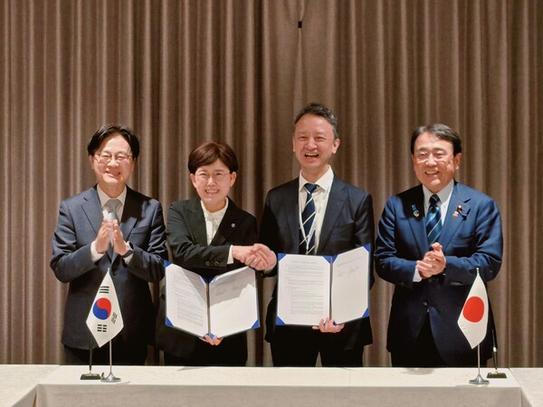 ▲ 최연혜 한국가스공사 사장과  오쿠다 히사에이 JERA 사장이 김정관 산업통상부 장관과 아카자와 료세이 일본 경제산업성 대신이 참석한 가운데 ‘LNG 수급 협력을 위한 협약서’를 체결, 빠른 시일 내 LNG 스왑 시행 등 실질적인 협력을 확대키로 했다.