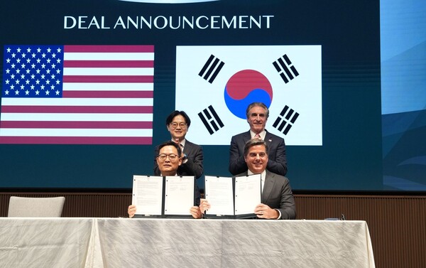 ▲ 15일 일본 도쿄에서 열린 한화에어로스페이스와 미국 LNG 생산 기업 벤처 글로벌과의 LNG 장기 구매 계약식에 참석한 (왼쪽 위부터 시계방향으로) 김정관 산업통상부 장관, 더그 버검 미국 내무부 장관, 마이클 세이블 벤처 글로벌 대표, 손재일 한화에어로스페이스 대표가 기념사진을 찍고 있다. (사진제공:한화에어로스페이스)