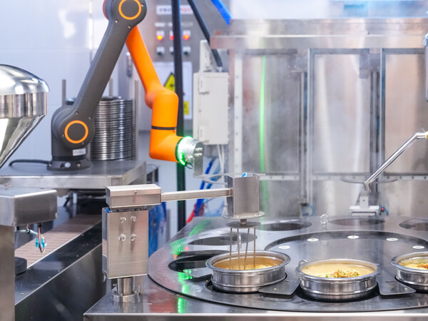 ▲ 라면을 조리하고 있는 한화로보틱스 협동로봇.