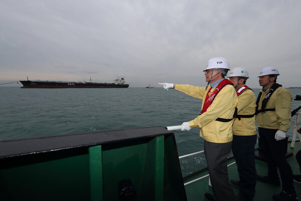 ▲ 손주석 석유공사 사장(좌)이 이달 6일 울산석유비축기지 현장을 방문해 석유수급 위기상황에 대비한 비축유 방출 대비 태세를 점검하는 모습.