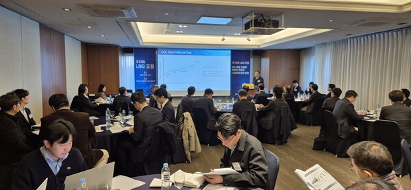 ▲ 민간LNG산업협회는 17일 서울 오크우드 프리미어 코엑스 센터에서  ‘CO₂포집 기술을 활용한 친환경 LNG로의 발전 방향’을 주제로 제10회 LNG포럼을 개최했다.