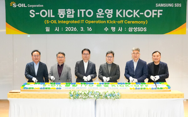 ▲ 류열 S-OIL 사장 S-OIL(좌 3번째)이 ITO KICK-OFF 행사 후 임종인 S-OIL IT부문장(좌), 정상훈 S-OIL 경영전략본부장(좌 2번째), S-OIL 류열 사장, 이준희 삼성SDS 사장(우 3번째), 이호준 삼성SDS 부사장(우 2번째), 이정헌 삼성SDS 부사장(우) 등 참여 관계자들과 기념 촬영을 하고 있다의 통합 참여한 관계자들이 기념 사진을 촬영하고 있다.