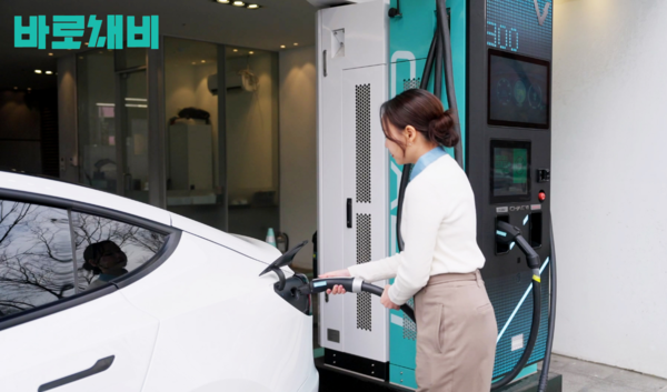 ▲ 테슬라 이용자가 채비(CHAEVI) 3세대 급속 충전기 슈퍼소닉에서 충전하고 있다.