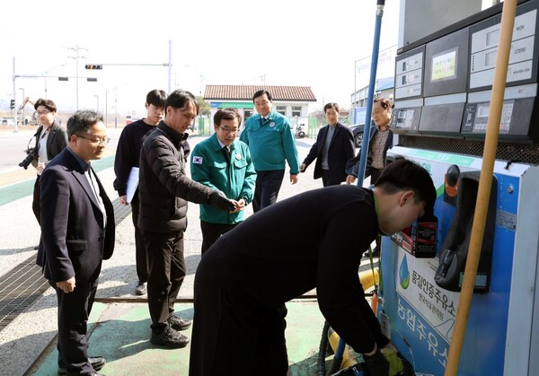▲ 전형식 충남도 정무부지사가 17일 홍성군 내 주유소 점검을 실시하며 석유제품 가격 안정을 당부하고 있다.