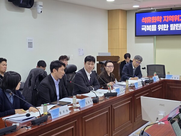 ▲ 윤제용 서울대 교수가 '석유화학 지역위기 극복을 위한 탈탄소 전략 토론회' 좌장을 맡아 패널토론을 진행하고 있다.