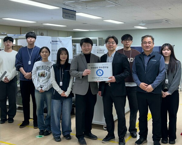 ▲ 박상호 KTL 스마트그린기술센터장, 이충원 경영지원본부장, 이동락 안전관리실장 등 참석자들이 스마트그린기술센터 배선기구류시험실에서 안전관리 우수연구실 현판식을 진행하며 기념 촬영을 하고 있다.