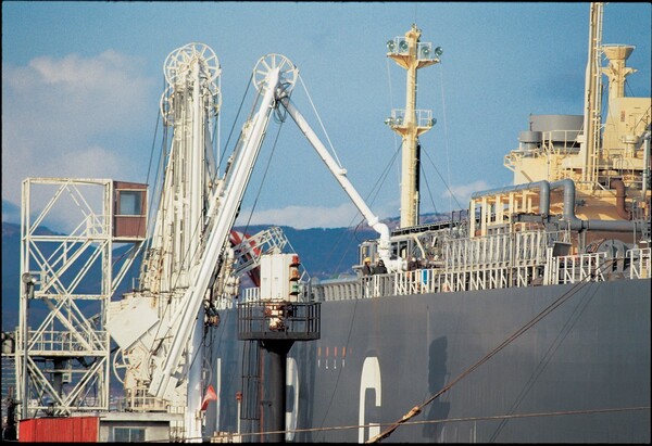 ▲ 중동 등 해외에서 수입된 LPG를 이송하기 위해 로딩암에 연결한 VLGC LPG 선박의 모습.