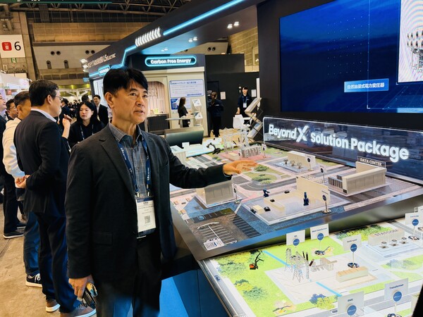▲ 박태근 LS일렉트릭 Japan 사업부장이 ‘SMART ENERGY WEEK 2026’의 스마트그리드 엑스포에 설치된 LS일렉트릭 전시관에서 일본에서의 솔루션 패키지 사업전략을 소개하고 있다.