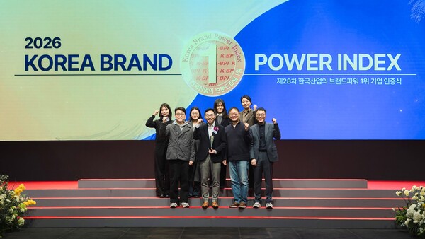 ▲ 이환용 SK스피드메이트 대표(앞줄 좌 2번째)와 구성원들이 K-BPI  자동차 관리 부문 1위 수상을 한 후 기념촬영을 하고 있다.