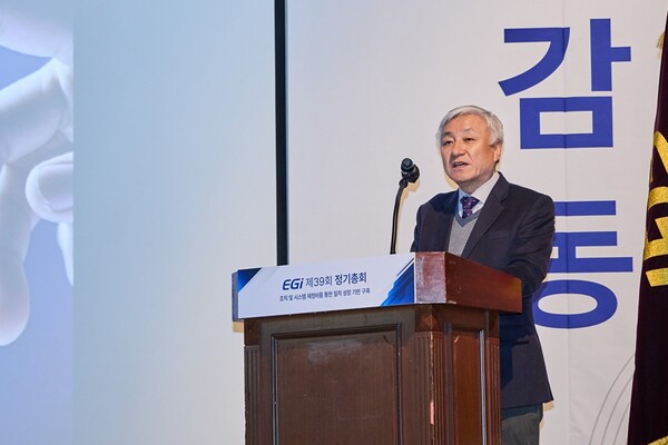 ▲연임이 결정된 이재완 이사장이 인사말을 하고 있다.