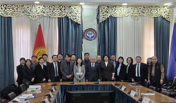 ▲ 송상훈 KTL 인증사업본부장 겸 국제협력사업센터장(앞줄 좌 3번째)이 키르기스스탄 대기질 개선 ODA 사업 착수 회의에서 Meder Mashiev Asanovich 키르기스스탄 천연자원부 장관(앞줄 우 5번째), 임소연 KOICA키르기스스탄 사무소장, 국제협력사업센터 PM 이형돈 박사 등 참석자들과 기념 촬영을 하고 있다.