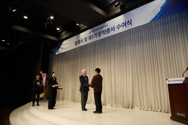 ▲이재완 엔지니어링공제조합 이사장이 장학증서를 수여하는 모습.