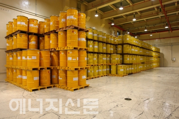 ▲경주 방폐장에 반입돼 처분검사를 기다리고 있는 중저준위방폐물.