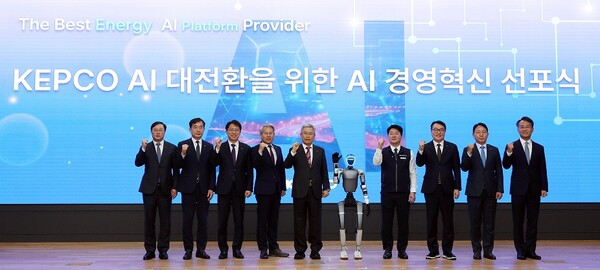 ▲AI경영혁신 선포식에서 주요 참석자들이 휴머노이드 로봇과기념촬영하고 있다.