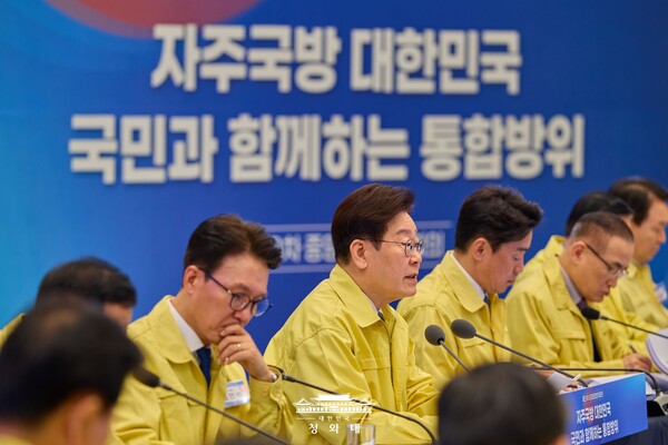 ▲ 이재명 대통령이 23일 청와대 영빈관에서 제59차 중앙통합방위회의를 주재하고 있다. 이날 서현석 한국가스공사 제주LNG본부장은 이재명 대통령으로부터 단체표창을 수여받았다.(사진출처:청와대)