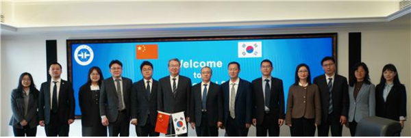 ▲ 권이균 KIGAM 원장(좌 6번째)이 업무협약식 후 슈 쉐이 CGS 부국장(우 7번째) 등 양 기관 주요 관계자들과 기념 촬영을하고 있다.