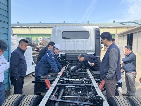 ▲ LPG판매협회 벌크위원들이 LPG저장탱크를 벌크 차량에 올리기 전 차량 주요 부품들을 살펴보고 있다.