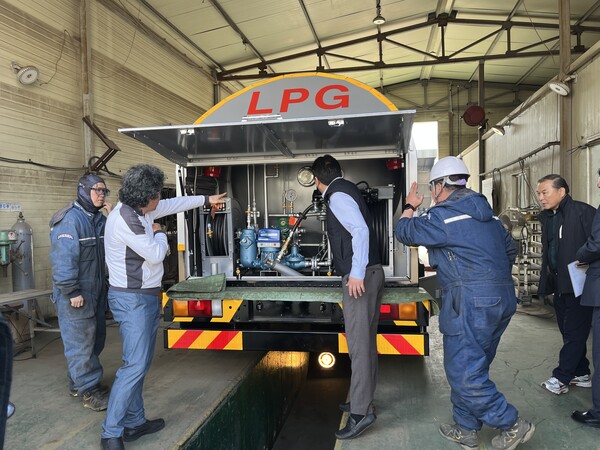 ▲ 디앨(주)에서 제작한 LPG벌크로리 차량을 벌크위원들이 살펴보고 있다.