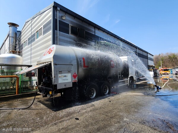 ▲ 경기도 포천 화현면 소재 공장 인근에서 화재가 발생한 LPG벌크로리에 소방 당국이 분무를 하며 화재 진화에 매진하는 모습.