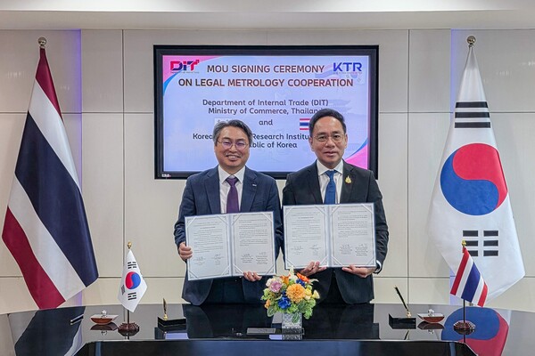 ▲ 김현철 KTR 원장(좌)이 태국과 상호 협력체계 구축을 위한 업무협약을 체결한 후 위타야껀 마니넷 상무부 내부무역국 국장과 기념촬영을 하고 있다.