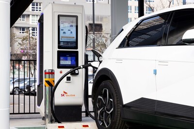 ▲ 전기차에 충전을 하고 있는 모습.